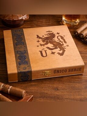 Liga Privada Único Serie Cedar Cigar Box Estate Wooden Storage Decor Humidor